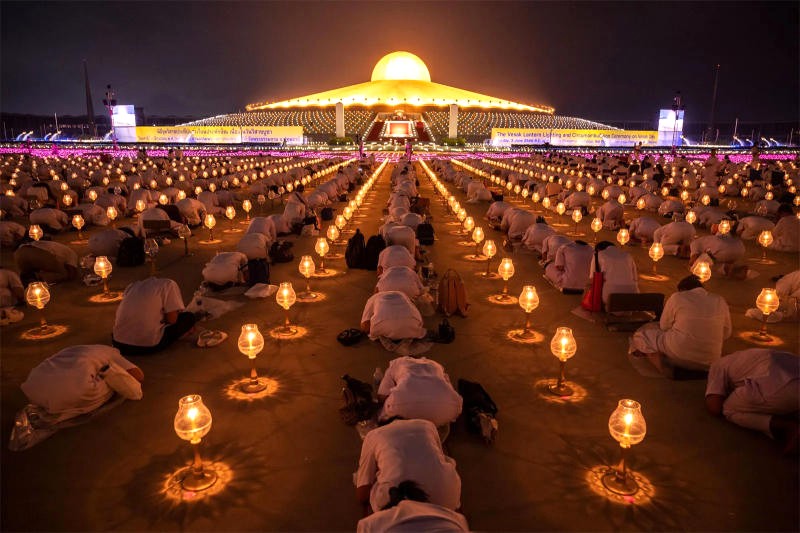 Phật Đản Vesak: Lễ Phật giáo quan trọng tại Malaysia (Britannica).