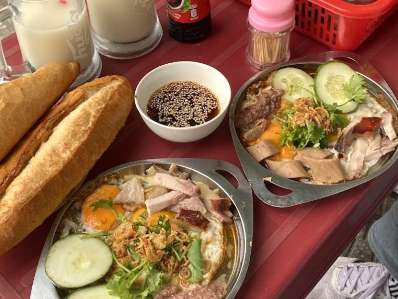 Bánh mì chảo heo quay - ngon miệng, cách chế biến mới lạ. (Ảnh: Nguyễn Thị Thanh Nhàn)