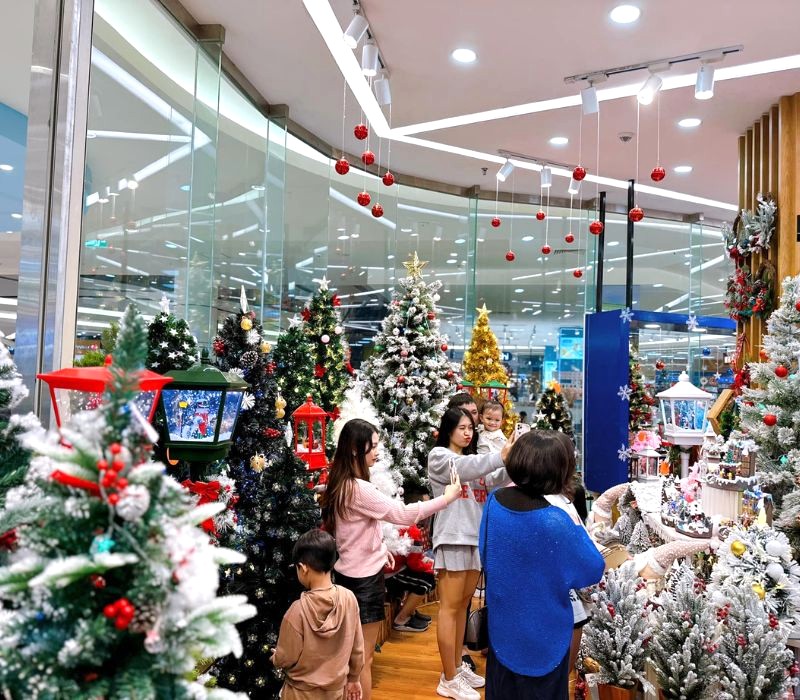 Aeon Mall Long Biên thu hút đông đảo người dân trong mùa Giáng Sinh. (Ảnh: kynkovietnam)