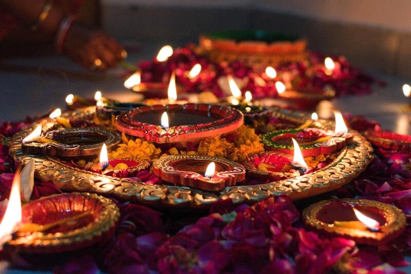 Deepavali: lễ hội ánh sáng, với hàng ngàn ngọn đèn dầu được thắp sáng lúc hoàng hôn, tượng trưng cho ánh mặt trời xua tan bóng tối. (Ảnh: Udayaditya Barua/Bapt)