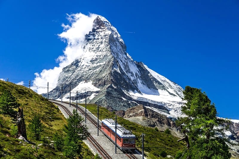 Ngắm trọn Matterhorn hùng vĩ từ Gornergrat. (Ảnh: railbookers)