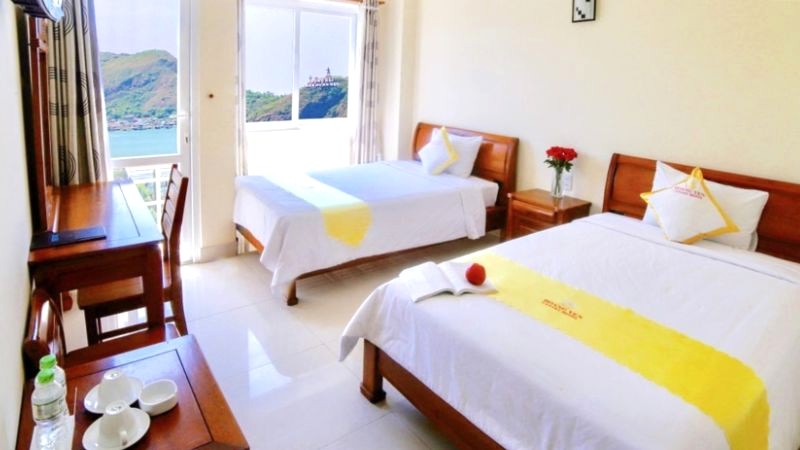 Phòng Deluxe: 1 giường đôi, 1 giường đơn (Ảnh: Eholiday)