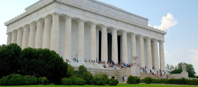 Di chuyển dễ dàng đến Nhà tưởng niệm Lincoln ở Washington D.C. bằng tàu điện ngầm. (Ảnh: Expedia)