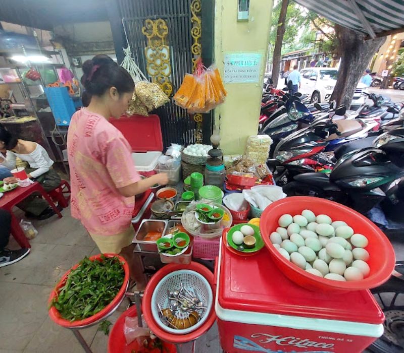 Hương vị hột vịt lộn hấp dẫn, níu chân thực khách đến với Kim Thảo. (Ảnh: Myle Le)