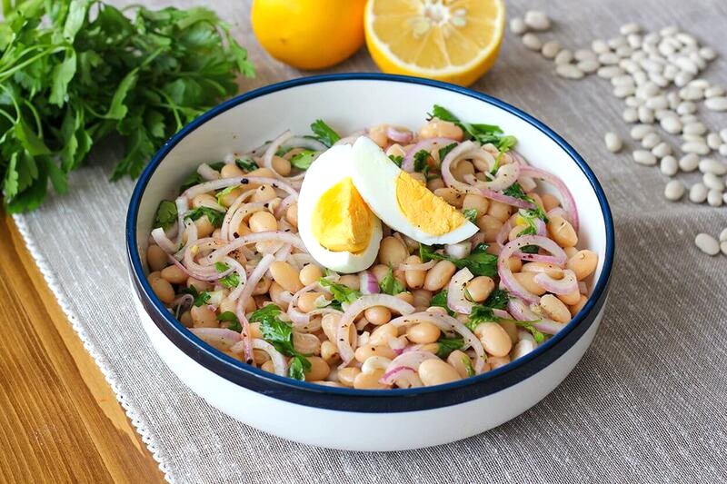 Salad piyaz ngon hơn khi ăn kèm trứng luộc.