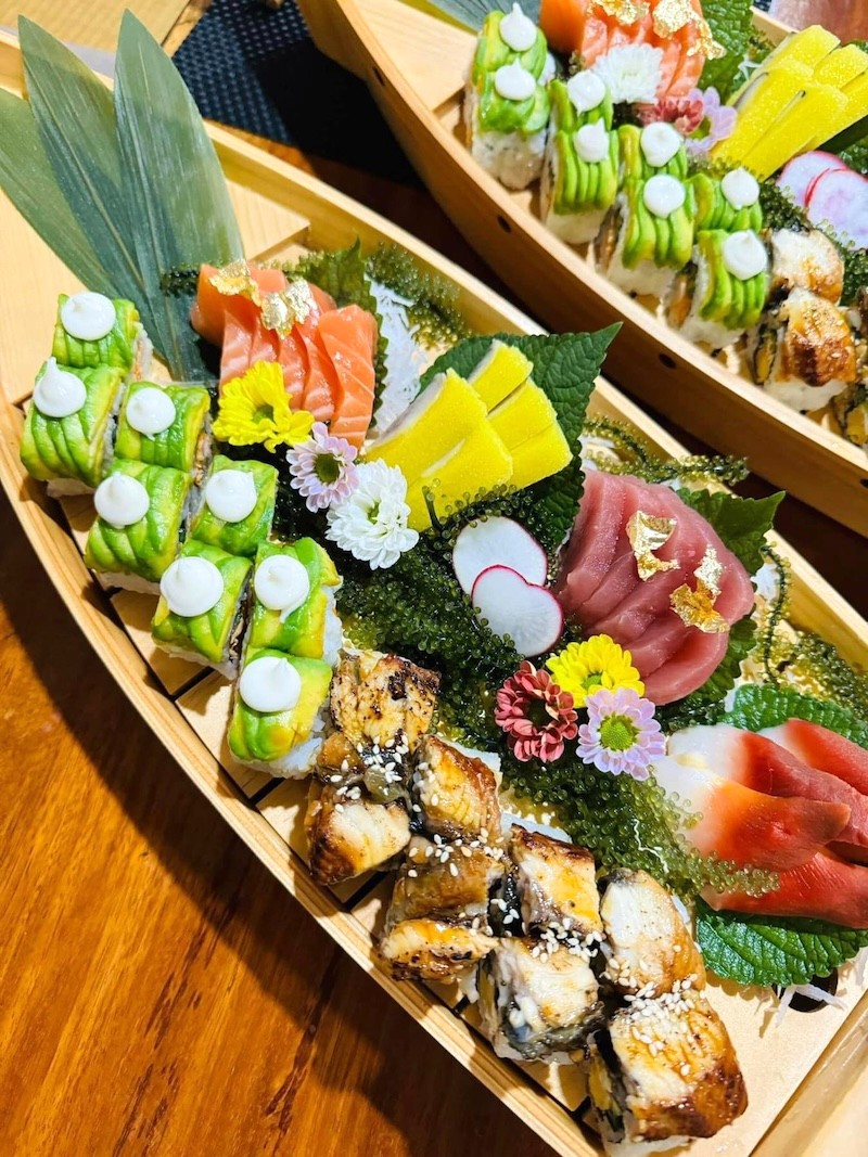 SHO Japanese Restaurant phục vụ đa dạng món Nhật: sushi, sashimi, cơm Nhật, món nóng, đặc biệt là cá ngừ đại dương và lươn Nhật. (176 ký tự)