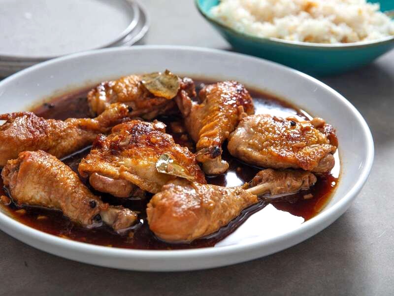 Gà adobo, món ăn cổ điển của Philippines, mang vị chua ngon khó cưỡng. (Ảnh: Serious Eats/Vicky Wasik)