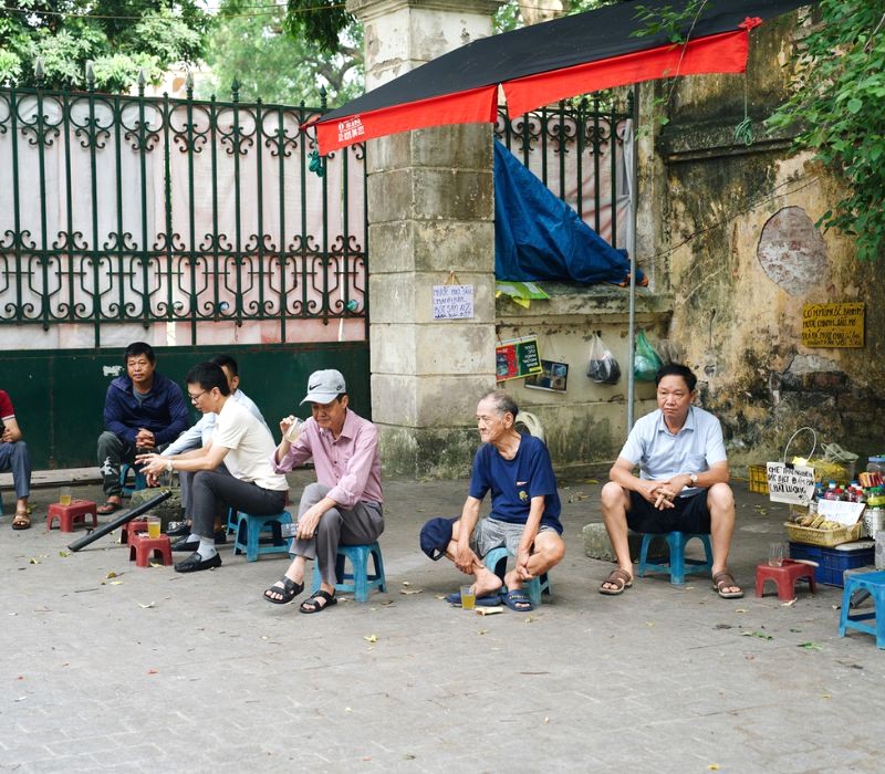 Trà đá vỉa hè: Nơi dừng chân của mọi người dân Hà Nội.