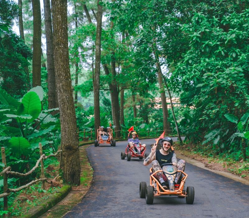 Đua xe Go-kart là trò chơi được yêu thích nhất tại Đồi thông hồ Đồng Chương. (Ảnh: Đồi thông hồ Đồng Chương)