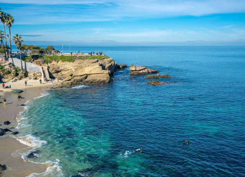 La Jolla Cove, một vịnh nhỏ tuyệt đẹp được bao bọc bởi những vách đá sa thạch, là nơi tọa lạc của bãi biển nổi tiếng cùng tên. (Ảnh: lajollamom)