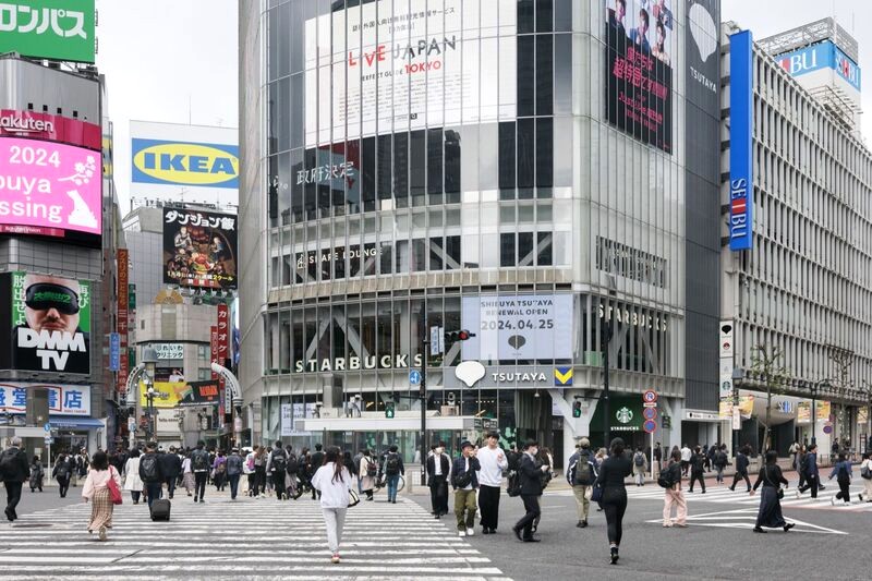 Starbucks Coffee tại Shibuya Tsutaya (tầng 2), ngay ngã tư Shibuya. (Ảnh: jw-webmagazine)