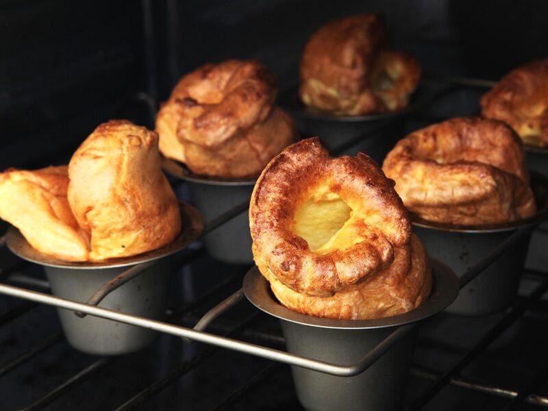 Yorkshire pudding với lỗ hổng đặc trưng. (Ảnh: Serious Eats/J. Kenji Lopez-Alt)