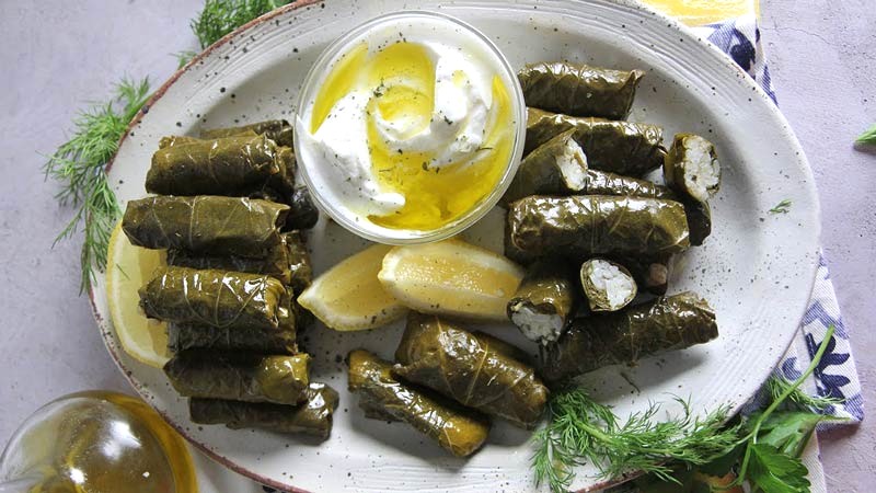 Dolmades là món lá nho nhồi thịt băm, cơm và thảo mộc tươi. (Ảnh: Greek Dolmades)