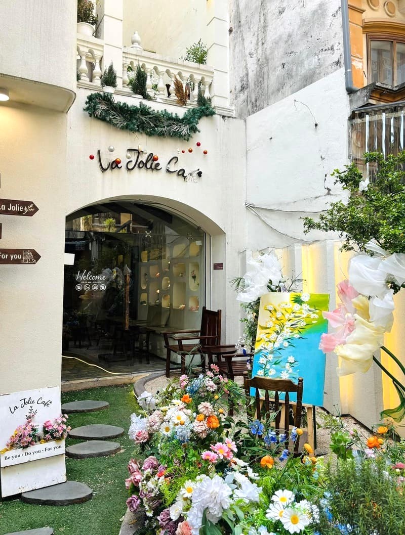 La Jolie Café mang đến không gian xanh mát, vibe thơ mộng.