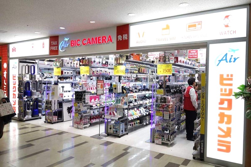 Bic Camera (Terminal 2) bán thẻ SIM trả trước của SoftBank, au và Docomo. (Ảnh: gigago)