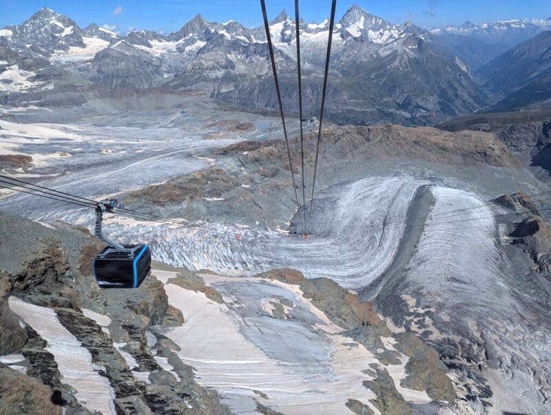 Thiên đường sông băng Matterhorn ở Zermatt là một cảnh quan hùng vĩ, ấn tượng, đáng để bạn khám phá. (Ảnh: lescarnetsderoutedesophi)