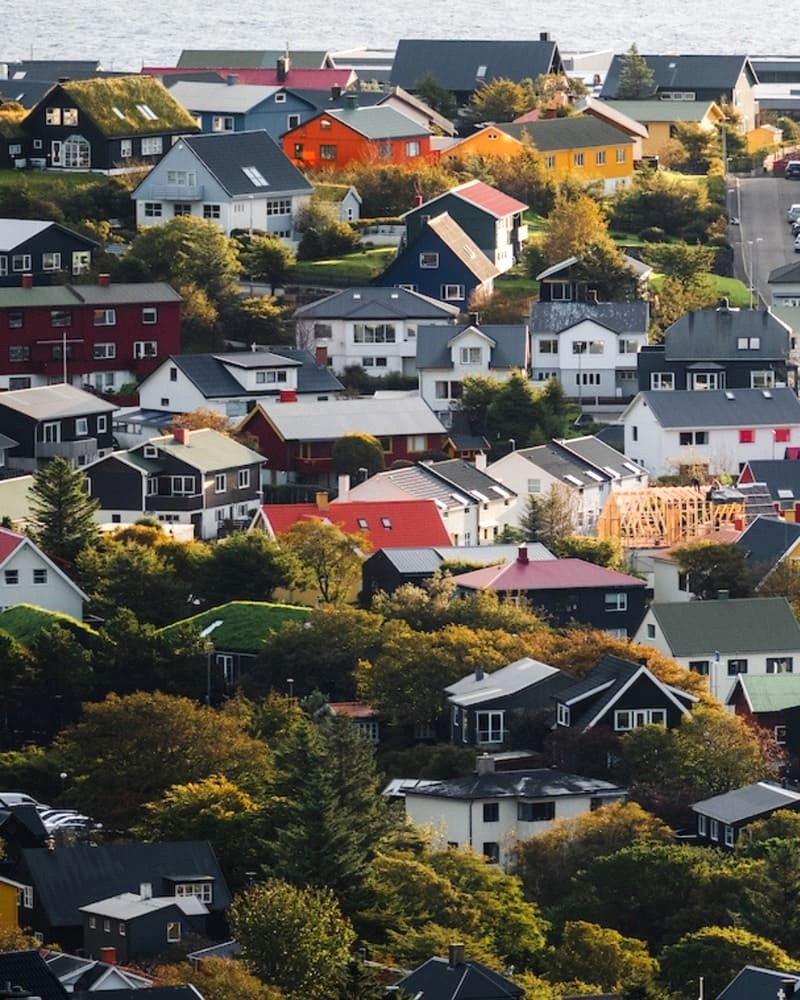 Tórshavn, thủ đô Quần đảo Faroe, thu hút du khách bởi vẻ đẹp hoang sơ. (Ảnh: @mitch_wies)