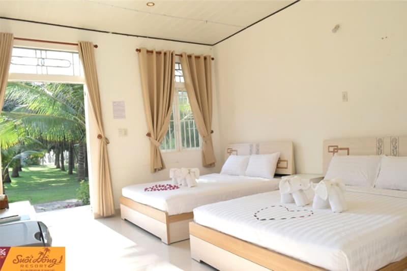 Phòng Standard Family tại Suối Hồng Resort dành cho gia đình 4 người.