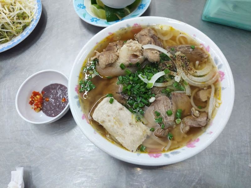 Bún bò Hải Hoàng đầy ắp topping thơm ngon, mời bạn thưởng thức! (Ảnh: nghia nguyen)