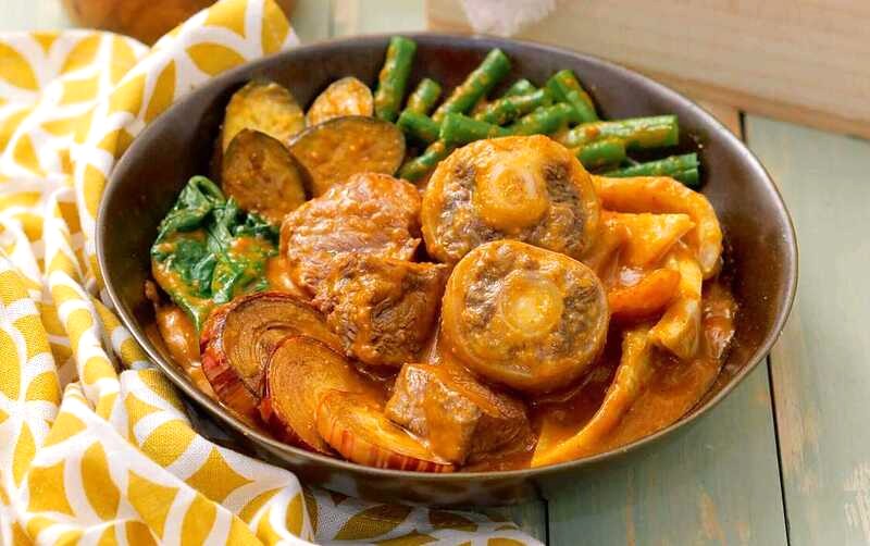 Kare-kare là món cà ri bơ đậu phộng đậm đà, kết hợp đuôi bò, lòng bò và nhiều loại rau.