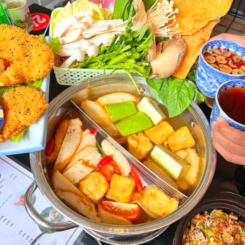 Quán lẩu chay Ngói Nước Nâu (Cần Thơ)  nổi bật với không gian ấm cúng, trang trí duyên dáng và thanh lịch.