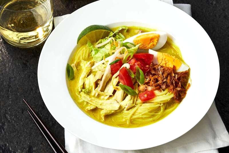 Soto ayam đầy thịt gà mọng nước, bún sợi mỏng. (Ảnh: Victor Protasio)