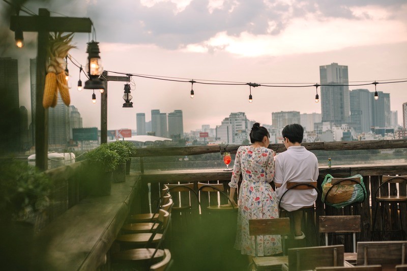 Tận hưởng bình yên tại Chênh Vênh Rooftop Cafe. (Ảnh: Chênh Vênh Rooftop Cafe)