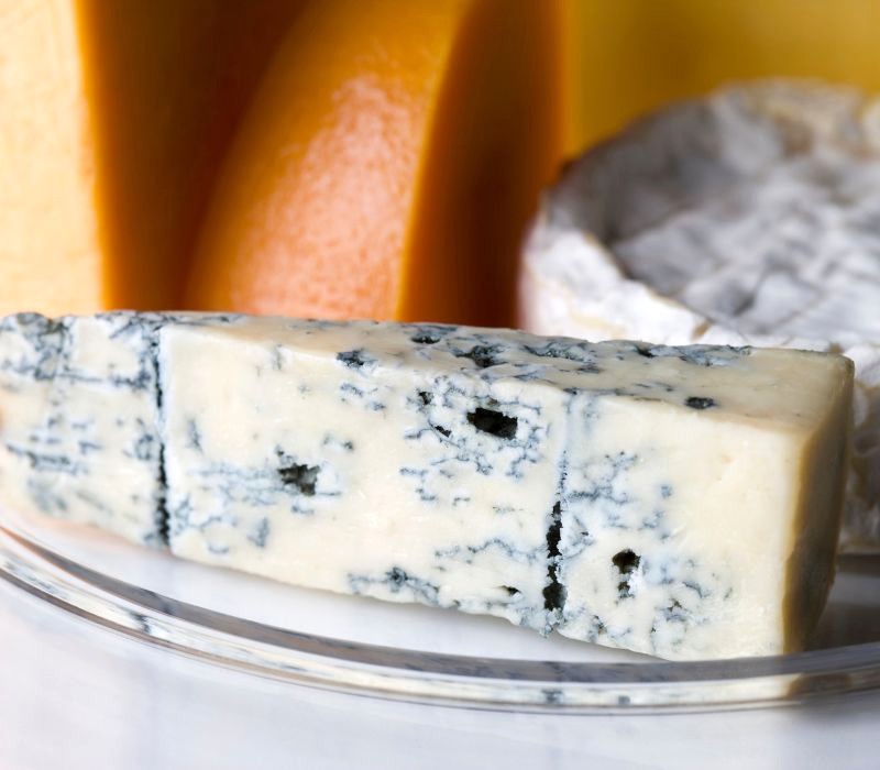 Vân xanh mốc đặc trưng, điểm nhấn độc đáo của Gorgonzola. (Ảnh: gyro)