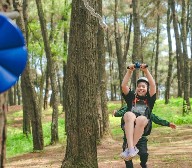 Lao vun vút trên đường trượt dài giữa không gian bao la, cảm nhận yomost tuyệt vời. (Đồi thông hồ Đồng Chương)