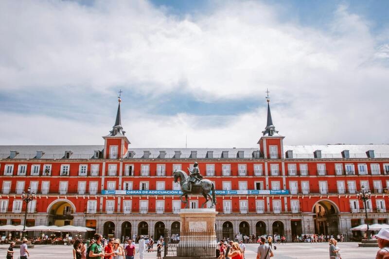 Plaza Mayor cổ kính ở Madrid, Tây Ban Nha (Ảnh: Luis Quintero/Pexels).