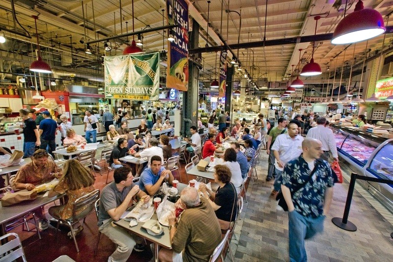 Khu vực ẩm thực ở Reading Terminal Market (Ảnh: J. Smith/VISIT PHILADELPHIA®)