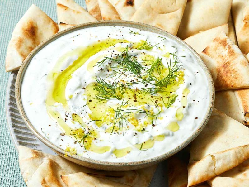 Sốt sữa chua Tzatziki đa năng, hợp với nhiều món ăn.