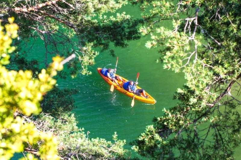 Khám phá vẻ đẹp hoang sơ của đảo Tioman bằng chèo thuyền kayak, một trải nghiệm tuyệt vời! (Ảnh: Image Travel & Events)