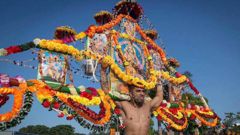 Lễ hội Thaipusam rực rỡ sắc màu, thu hút du khách với những nghi lễ độc đáo. (Ảnh: CNN)