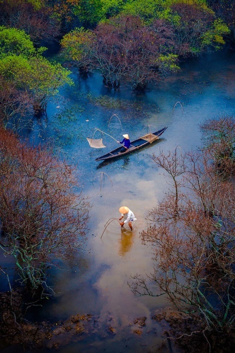 Lướt thuyền qua Rừng Rú Chá, du khách sẽ được chiêm ngưỡng vẻ đẹp kỳ thú của nơi đây. (Ảnh: Hương Dương)