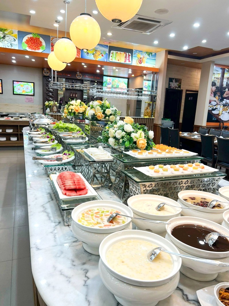 Thành Công BBQ Hotpot Buffet: Thực đơn buffet đa dạng từ khai vị đến tráng miệng.