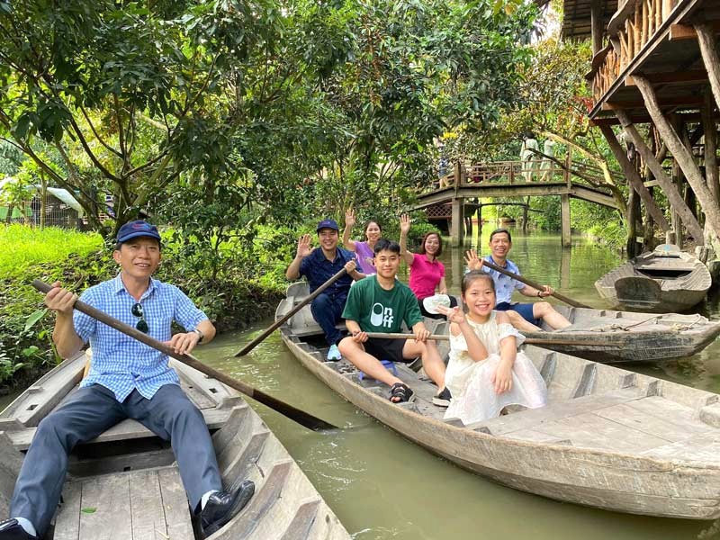 Du khách chèo thuyền tham quan vườn trái cây Phi Yến. (Ảnh: phiyenecotourism)