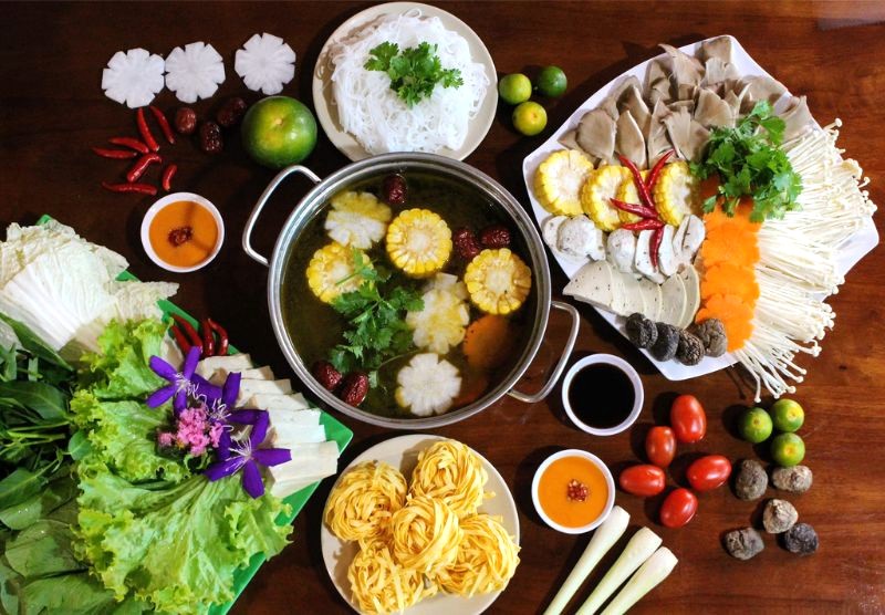 Quán chay Trúc Lâm Thủ Đức nổi tiếng với menu lẩu chay đa dạng, ngon miệng và giá cả phải chăng.