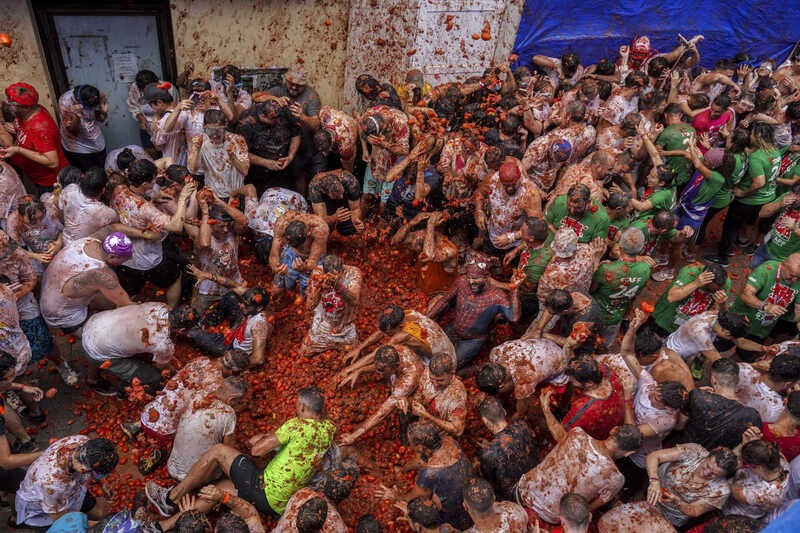 La Tomatina: Cuộc chiến ẩm thực đỉnh cao (Ảnh: Alberto Saiz/AP)