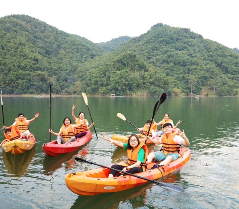 Chèo thuyền kayak trên sông Đà thơ mộng. (Ảnh: Báo Tài nguyên và Môi trường)