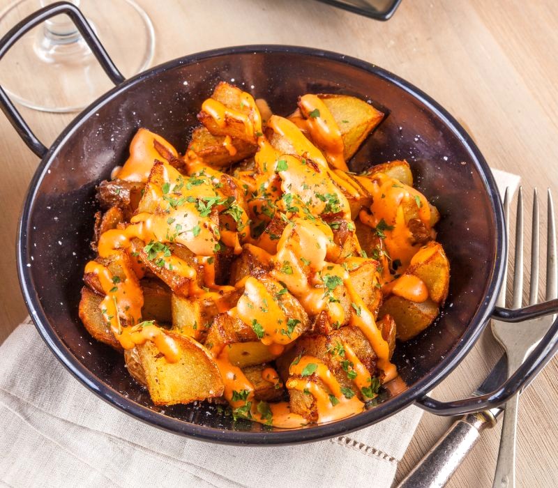 Patatas Bravas, món khai vị Tây Ban Nha làm từ khoai tây.