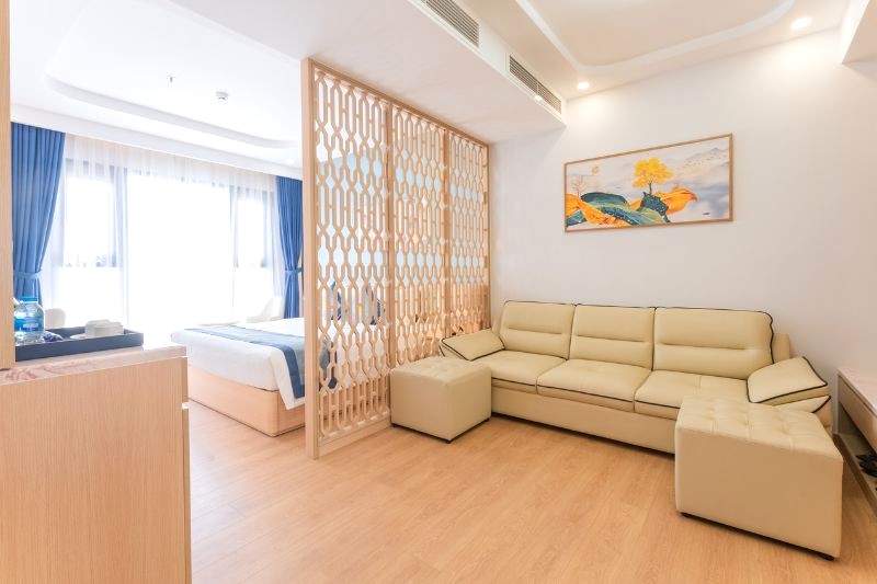 Senior Family Suite có khu vực sofa và giường ngủ riêng biệt.