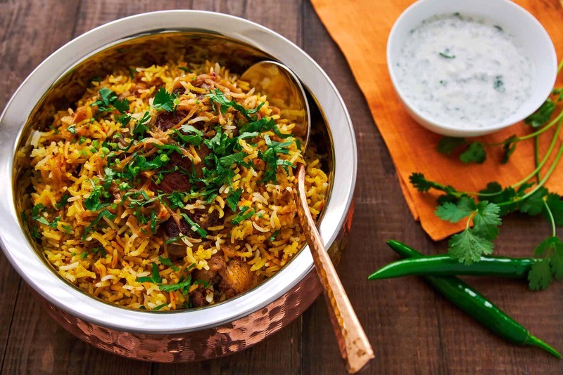 Biryani gà cay, thơm, hành tây, cơm nghệ tây. Ảnh: norecipes