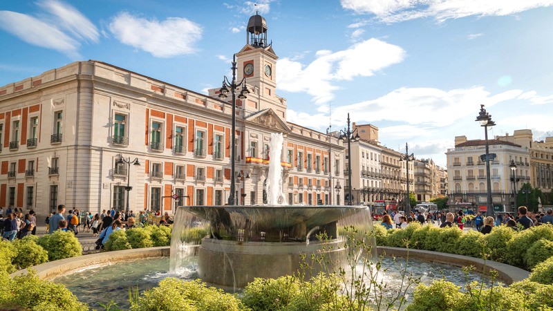 Puerta del Sol, hay Cổng Mặt trời, là trái tim nhộn nhịp của Madrid.