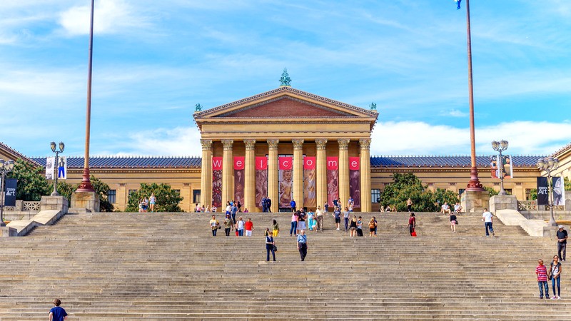 Bảo tàng Nghệ thuật Philadelphia, biểu tượng của thành phố, tọa lạc trên một ngọn đồi cuối con đường Benjamin Franklin Parkway. (Ảnh: visitphilly)