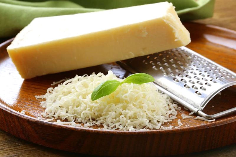 Phô mai Parmesan đa năng, có thể bào sợi, rắc lên món ăn, chế biến thành sốt hoặc dùng để nhâm nhi. (Ảnh: Vegetariantimes)