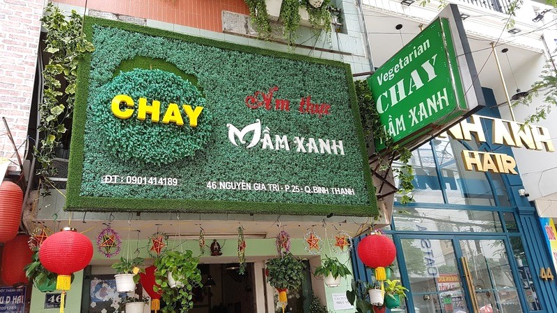 Quán chay Mầm Xanh (Nguyễn Gia Trí) có thực đơn phong phú. (Ảnh: CONYOO TV)