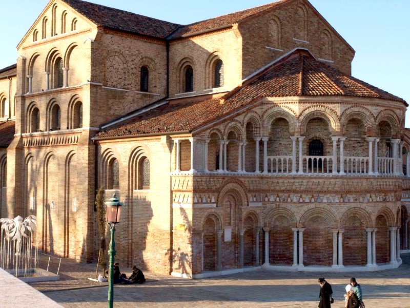 Nhà thờ Santa Maria và San Donato, với kiến trúc Byzantine đặc trưng, được điểm tô bởi những viên đá mang phong cách La Mã cổ đại. (180 kí tự)