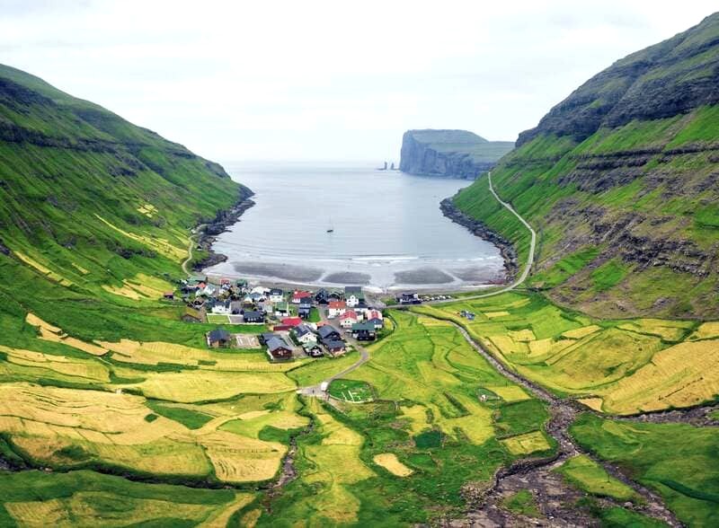 Tjørnuvík, một trong những khu định cư lâu đời nhất của Quần đảo Faroe. (Ảnh: guidetofaroeislands)