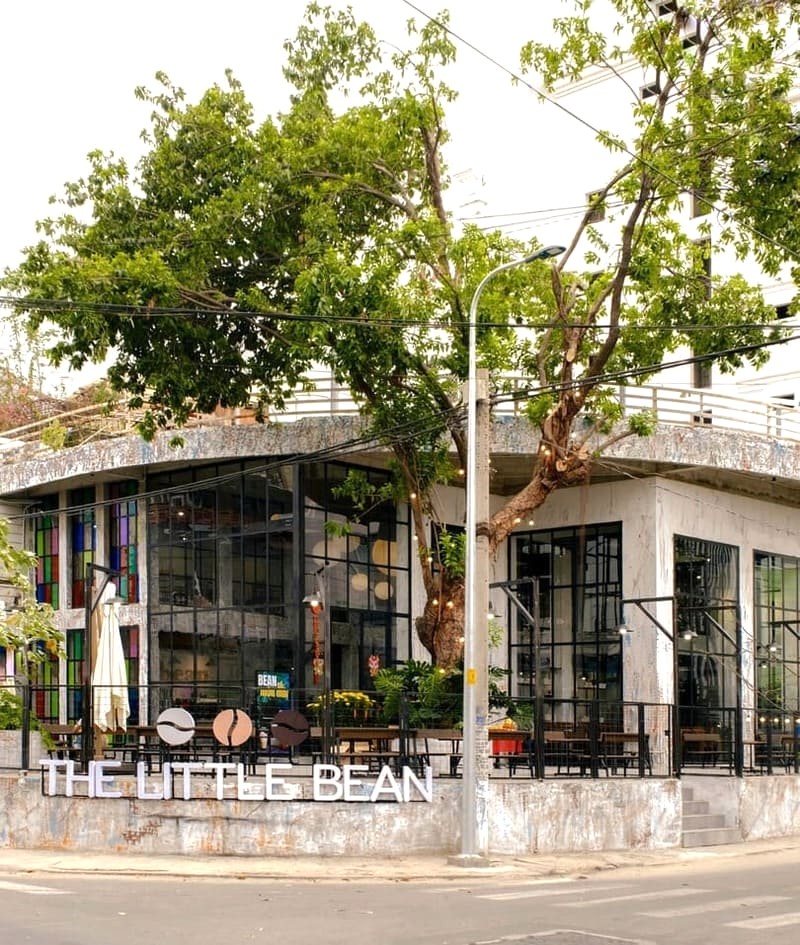 Không gian quán tối giản, ấm cúng với bàn ghế gỗ và vật liệu tự nhiên tinh tế. (Ảnh: Cafe Around Sài Gòn)